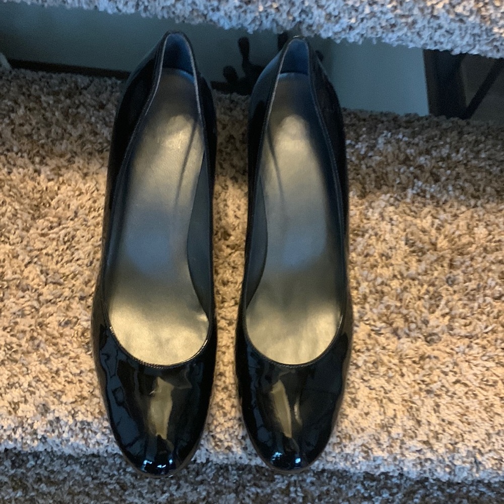 Stuart Weitzman Women’s black patent leather 3 1/4 heel shoes.